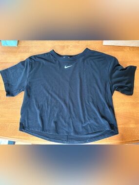 Nike kid’s girl Black Short-Sleeve cropped Tee dri-fit